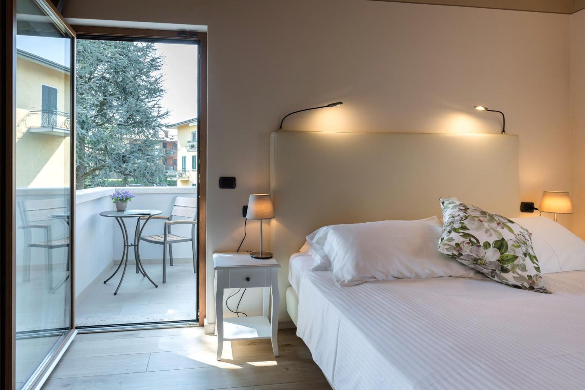 Charming Sirmione Bed & Breakfast Bagian luar foto