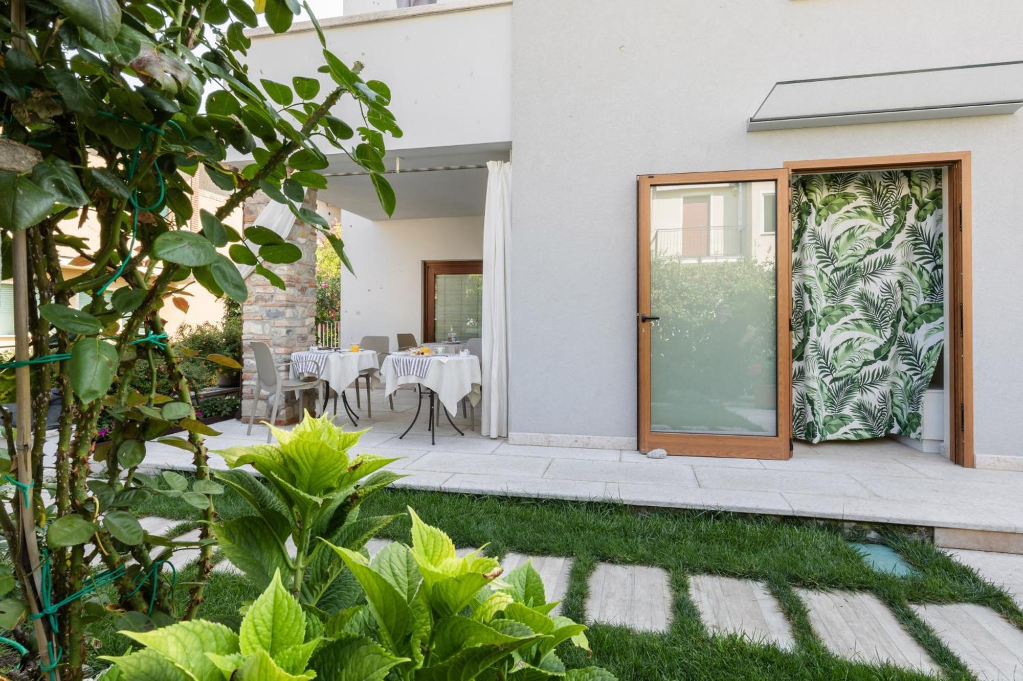 Charming Sirmione Bed & Breakfast Bagian luar foto