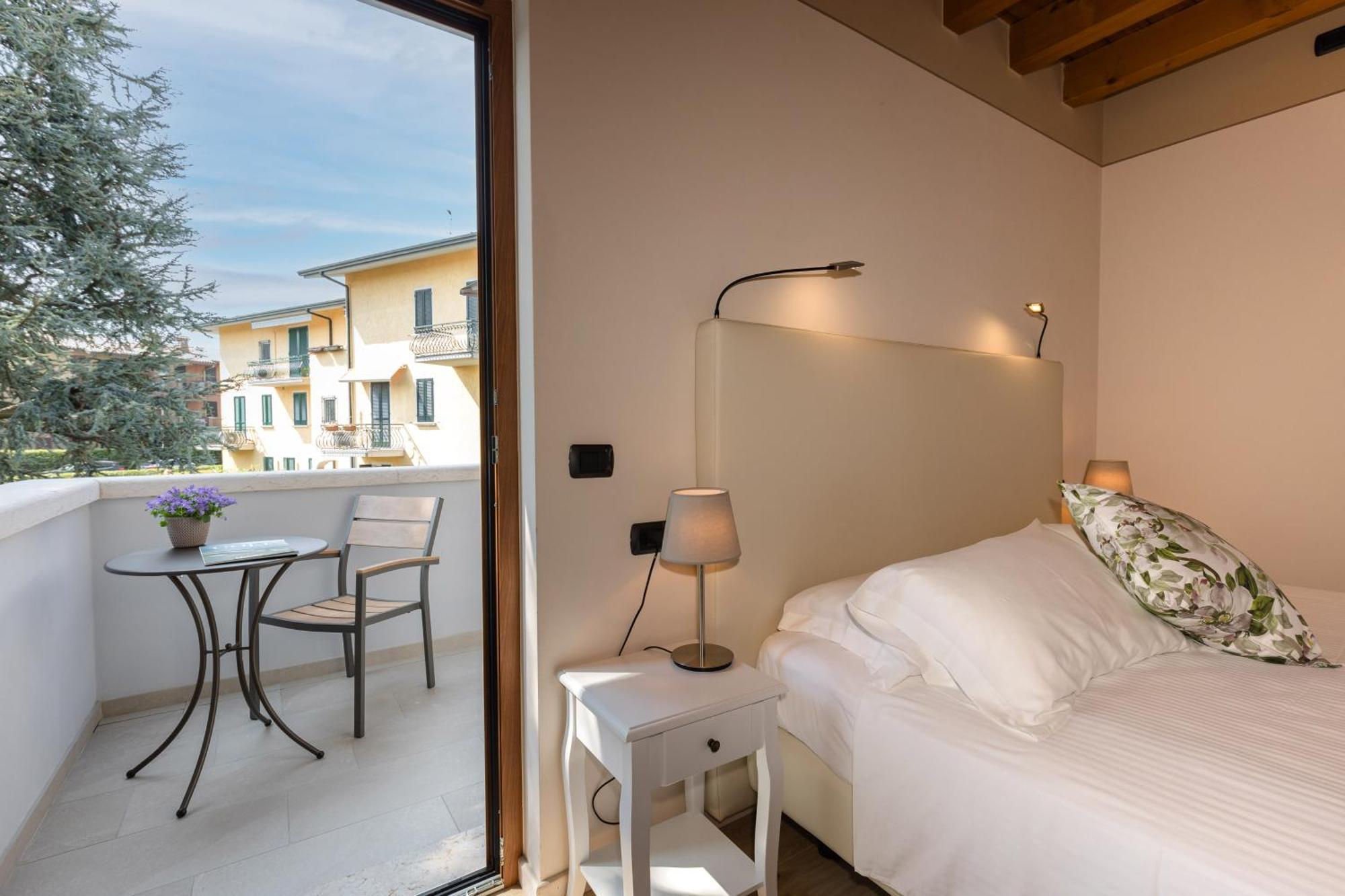 Charming Sirmione Bed & Breakfast Bagian luar foto