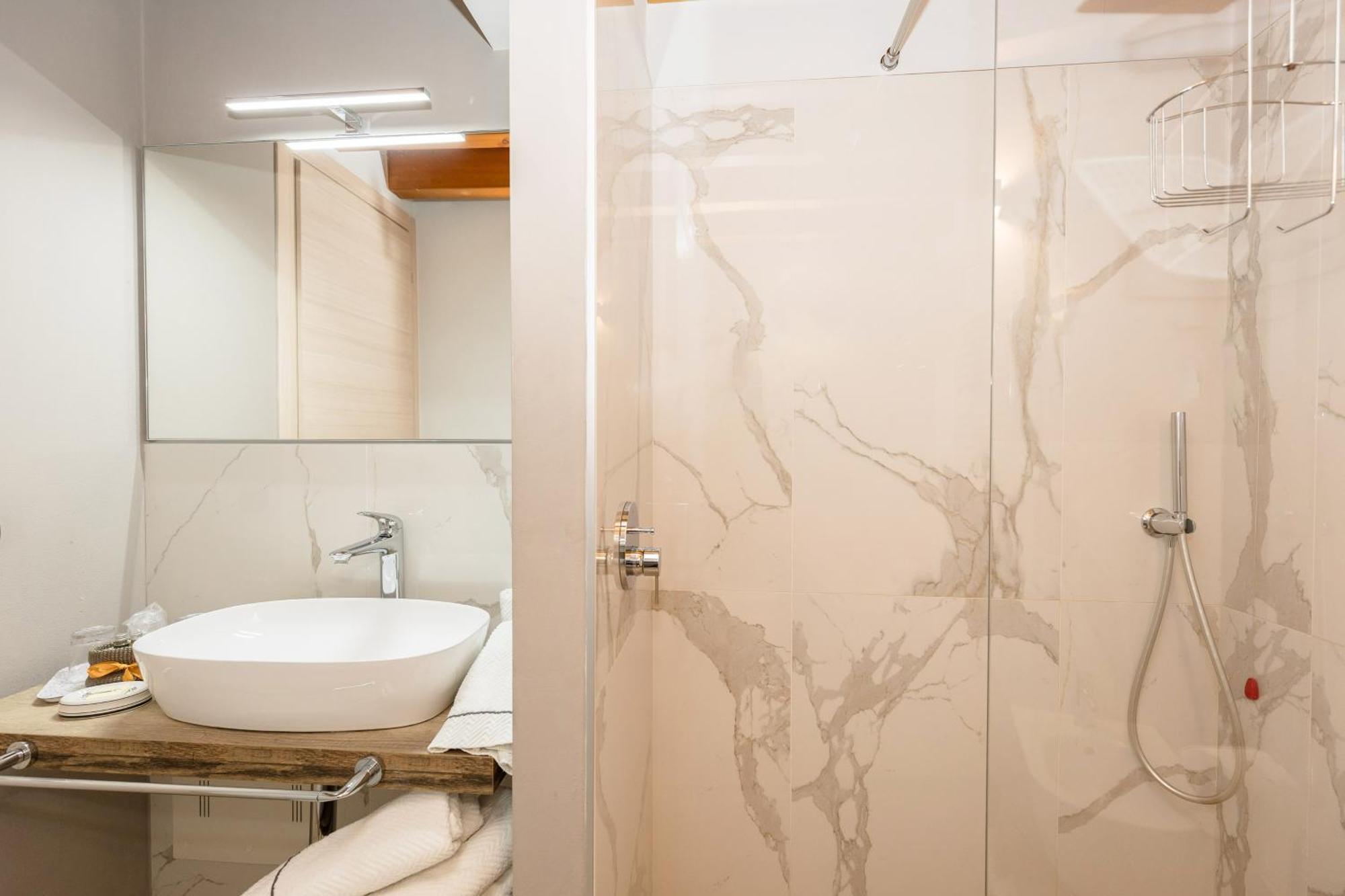 Charming Sirmione Bed & Breakfast Bagian luar foto