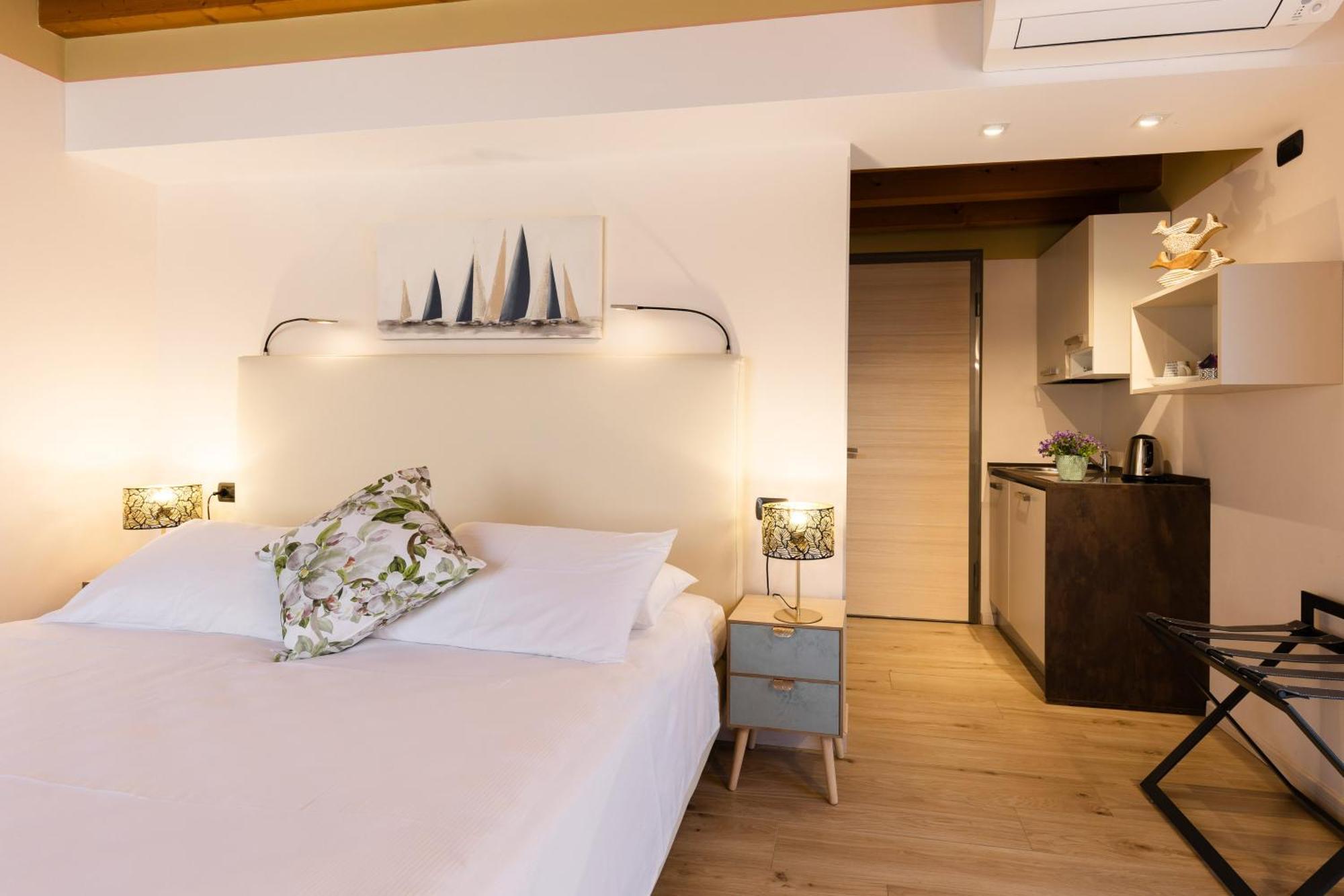 Charming Sirmione Bed & Breakfast Bagian luar foto